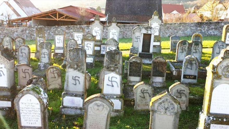 Un centenar de tumbas de un cementerio judío han sido profanadas con esvásticas nazis en Francia