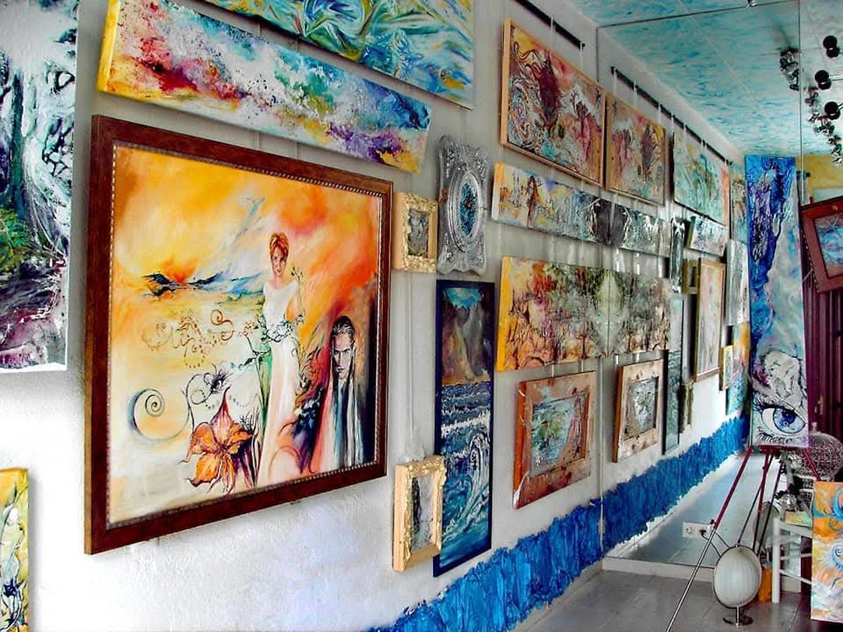 La Casa Museu, quan era un projecte viu, amb les obres exposades