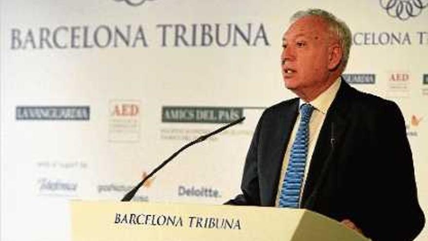 Margallo: &quot;L&#039;obediència a la llei és una norma suprema&quot;
El ministre d&#039;Afers Estrangers, José Manuel García-Margallo, va advertir ahir a Barcelona que el &quot;respecte a l&#039;Estat de Dret i l&#039;obediència a la llei&quot; eren la &quot;norma suprema&quot; i el &quot;signe d&#039;identitat&quot; de la Unió Europea, on el concepte de sobirania era &quot;absolutament caduc&quot;. Margallo, a més, va qualificar de &quot;perfectament previsible&quot; la resposta del president de la Comissió Europea (CE), José Manuel Durão Barroso, a la carta del president català, Artur Mas, al qual Margallo va avisar que &quot;demanar l&#039;impossible és altament perillós&quot;.