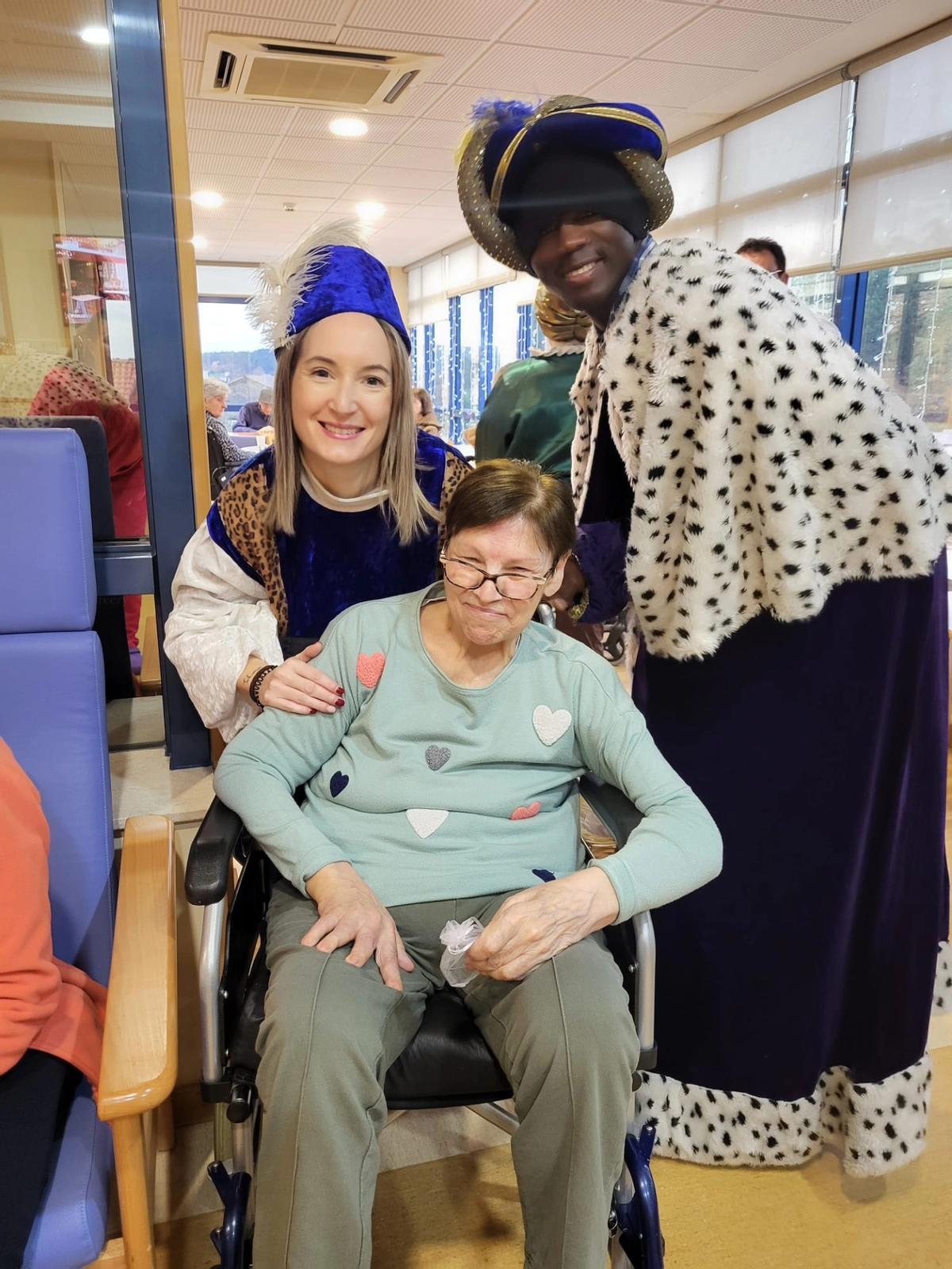 Baltasar con una usuaria de una residencia de Teo.