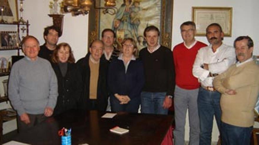 El futuro candidato del PSOE en Trujillo visita la Hermandad de la Virgen de la Victoria