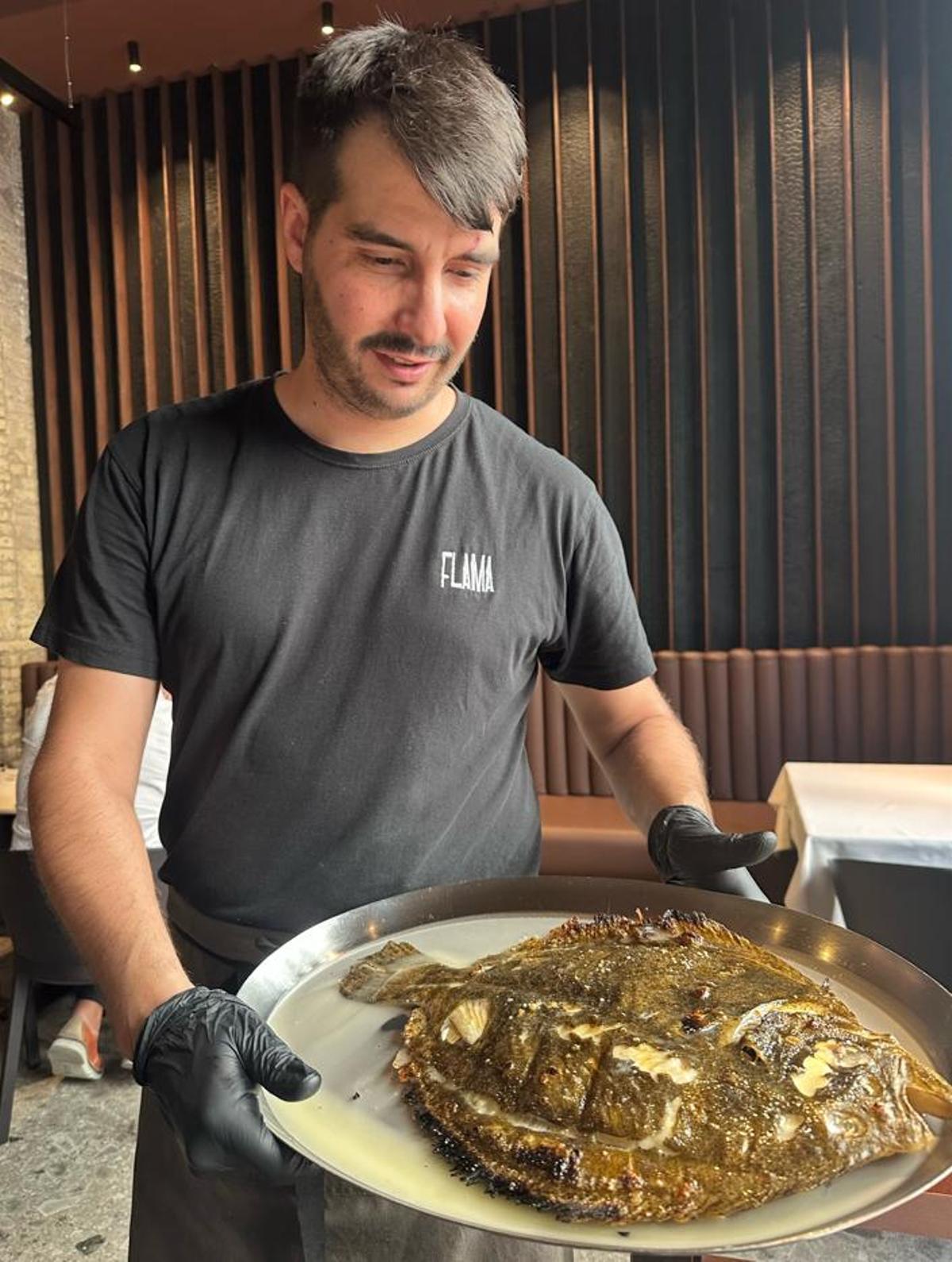 Edu Espejo presenta uno de los rodaballos de Flama