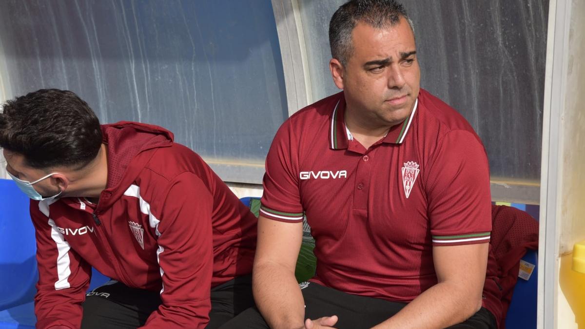 Germán Crespo, en el banquillo durante el choque entre el Córdoba CF y el Cádiz CF B