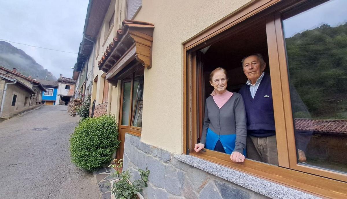 Julia Coya e Isidro Fernández, en su casa de Pendones. | D. M.