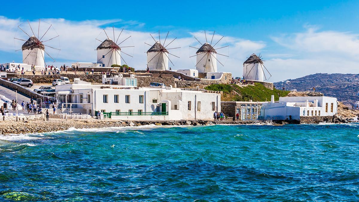 Los molinos de Mykonos son uno de los símbolos más reconocibles de las Cícladas.