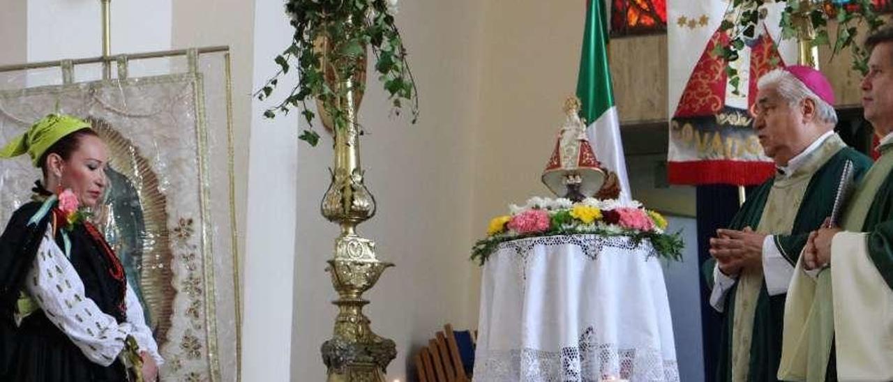 La presidenta de la asociación, Umbelina González Salcido, ante la imagen de la Santina que se donó a la basílica de la Purísima Concepción de Monterrey.