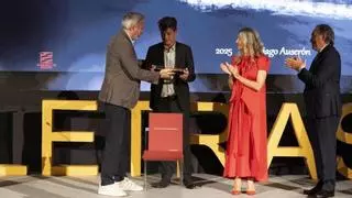 El motivo por el que Jorge Azcón acudió en zapatillas y cojo al Premio de las letras aragonesas