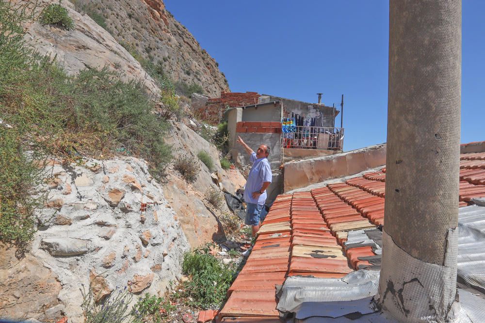 Socavones, grietas... los vecinos de la calle San Bruno de Callosa temen que se venga abajo. El Síndic de Greuges investiga qué van a hacer las administraciones ante la denuncia de treinta familias qu