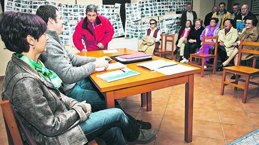 Miembros de la asociación vecinal «San Roque» durante la reunión celebrada el martes en Ranón.