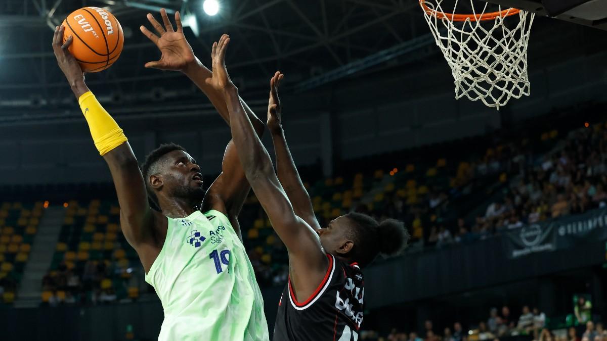 El ala pivot senegalés de Surne Bilbao, Amar Sylla (d), defiende la entrada a canasta del pivot francés del FC Barcelona, Youssoupha Fall, durante el encuentro de la Liga Endesa que disputan hoy viernes en el Bilbao Arena