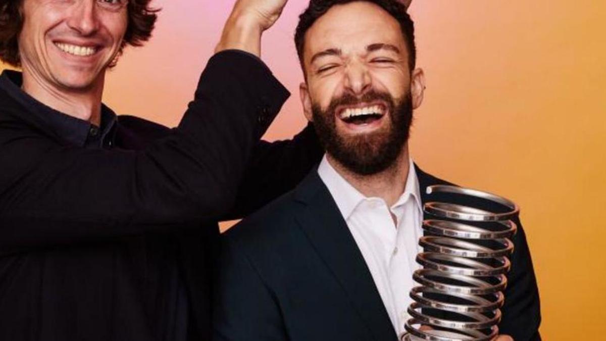 Javier Sainz y Bernardo Pajares (der.) con los premios.