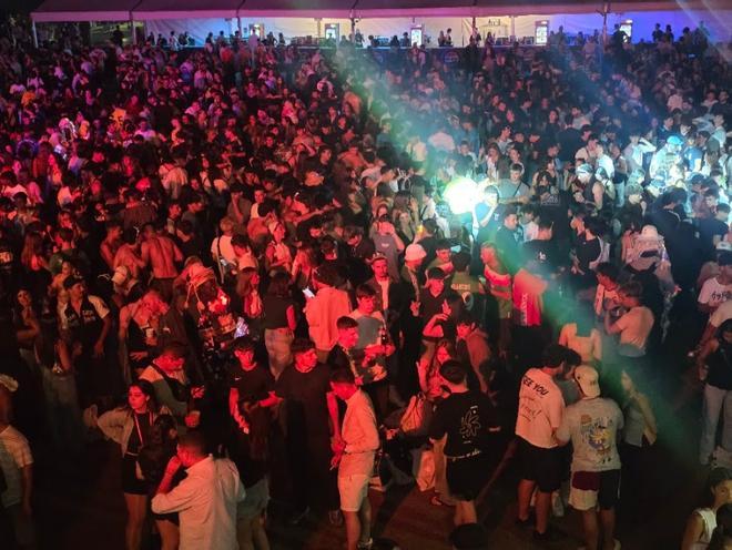 Así disfrutan miles de personas la noche y la madrugada previas de la Fiesta del Agua