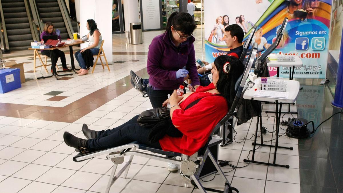 MARATON DE DONACION DE SANGRE , DONANTES EN EL CENTRO COMERCIAL VALDARADUEY CARREFOUR