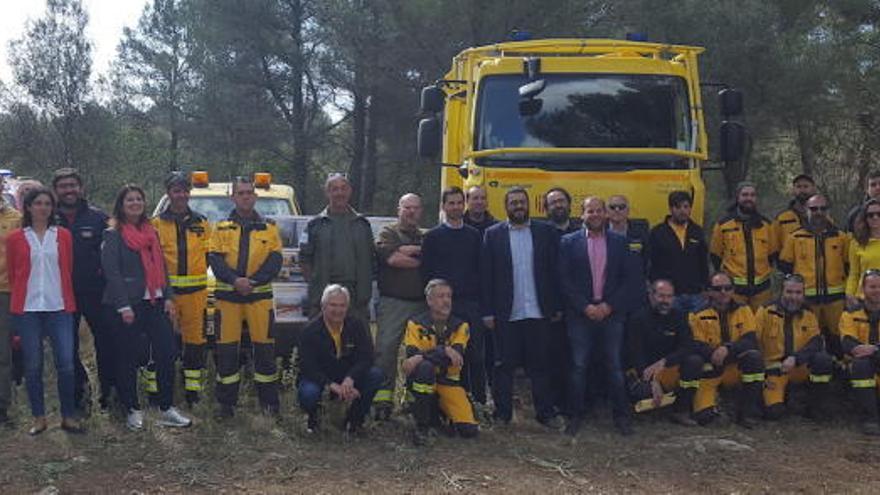 Umweltminister Vicenç Vidal zusammen mit den Brandschützern.