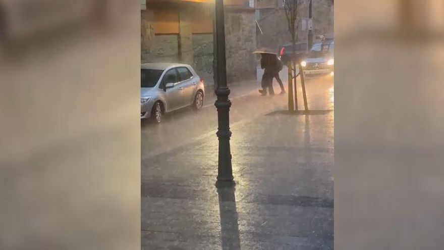 Así caía el granizo frente a la EOI de Alicante