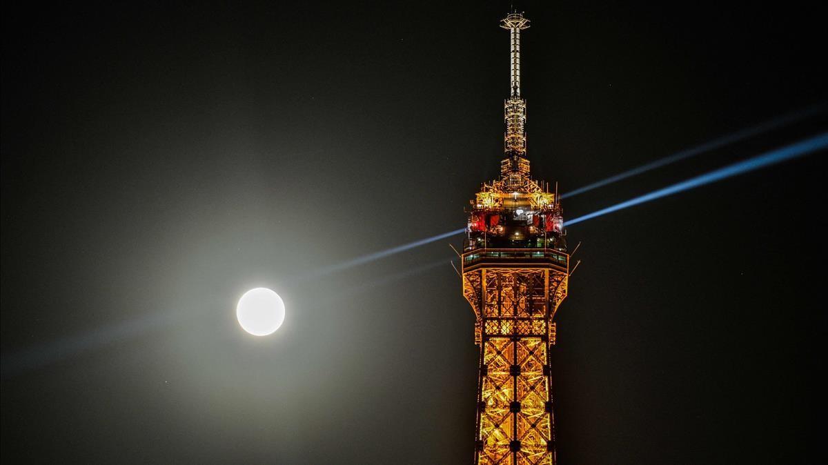 Luna llena tras la Torre Eiffel de parís, este lunes.