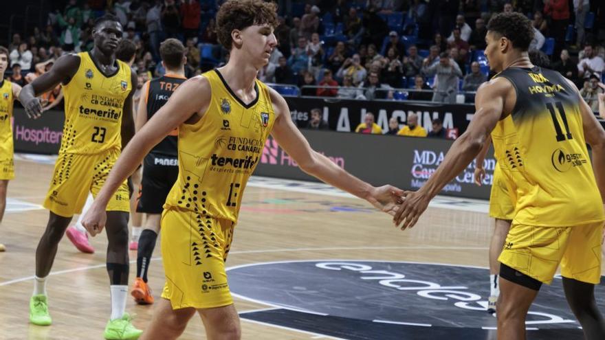 Diego Fernández (izquierda) choca la mano con Louis Riga. | CBC