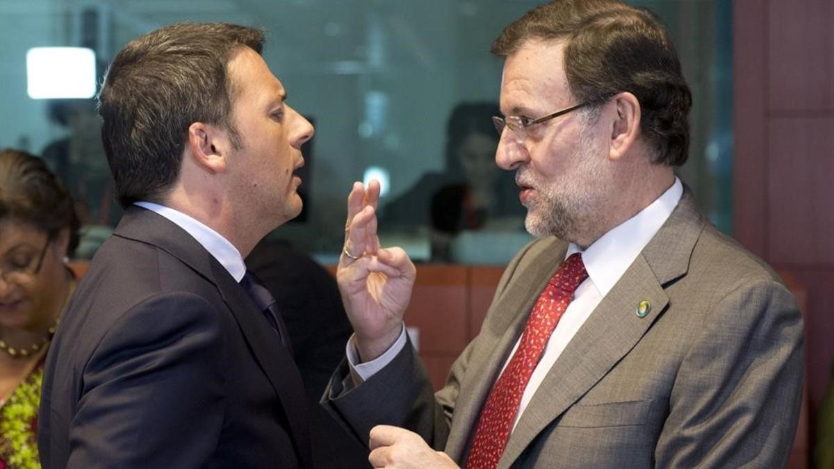 Renzi (izquierda) y Rajoy, antes del inicio de la cuarta cumbre UE-África, el 2 de abril del 2014, en Bruselas.