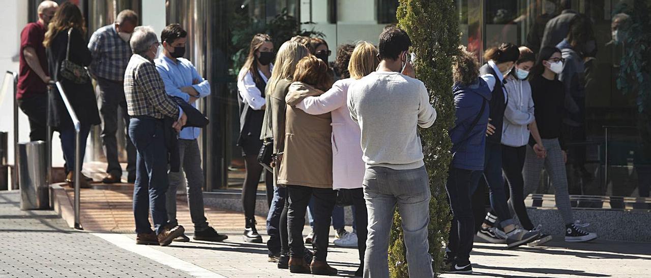 Familiares, amigos y compañeros de trabajo de “Josín” o “Chechu” Pérez, en el exterior del tanatorio. | L. Murias