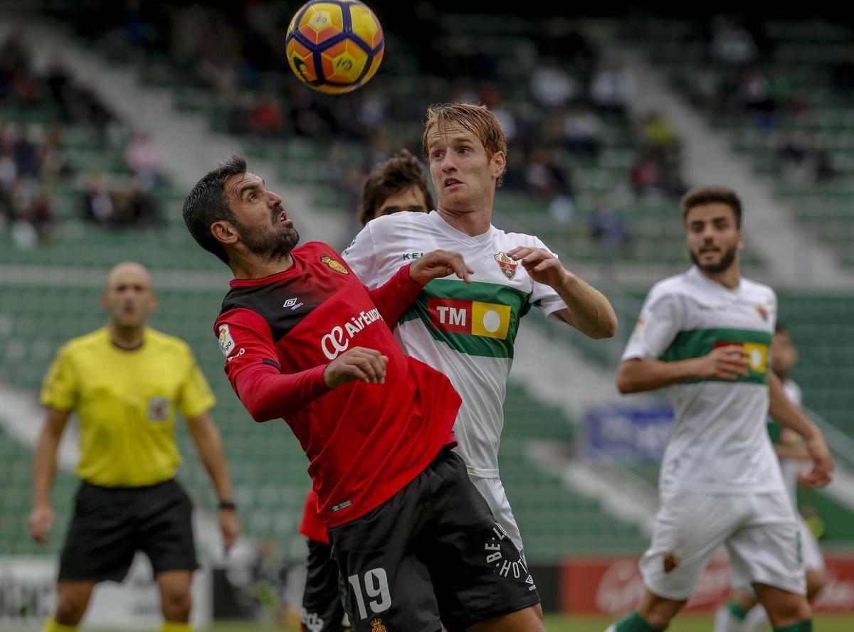 Álex Fernández y Culio pugnan por un balón en el Elche-Mallorca de 2016