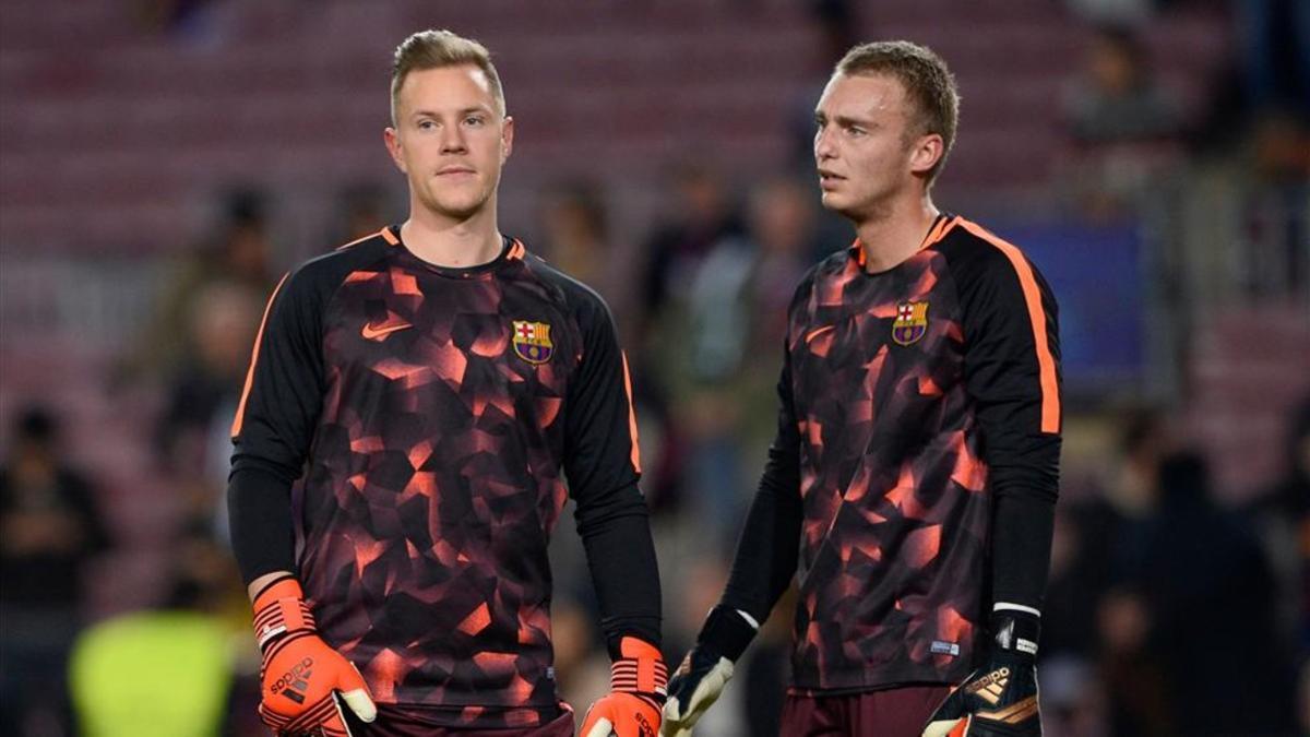 Ter Stegen, junto a Jasper Cillessen durante un calentamiento