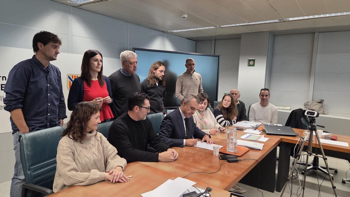 Momento de la firma del documento que recoge el acuerdo