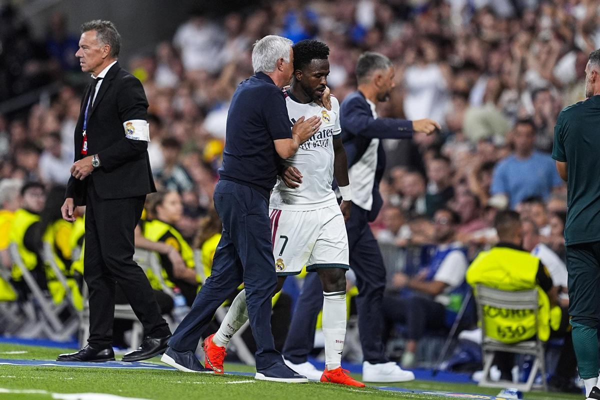El Bernabéu abaixa el polze a Vinícius i Mbappé, però Mourinho surt al rescat: «Qui ho dona tot no està obligat a donar més»