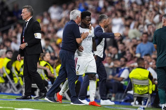El Bernabéu baja el pulgar a Vinícius y Mbappé, pero Mourinho sale al rescate: "Quien lo da todo no está obligado a dar más"