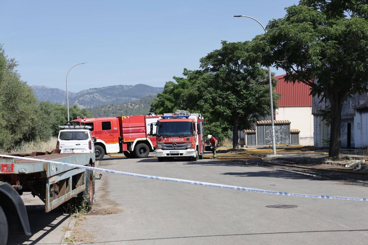 Un incendio destruye dos naves industriales en el polígono de Binissalem Un incendio destruye dos naves industriales en el polígono de Binissalem
