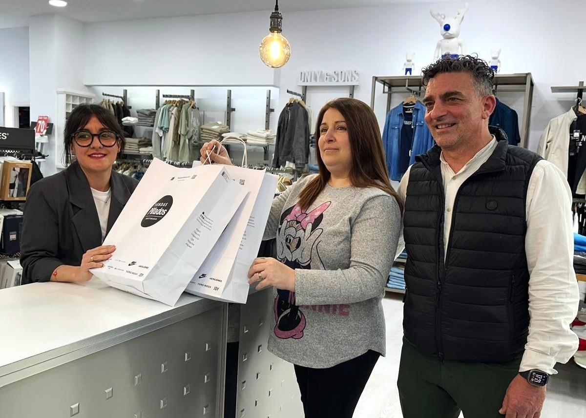 Francisco Martínez con Anuska Enríquez na tenda Pillados.