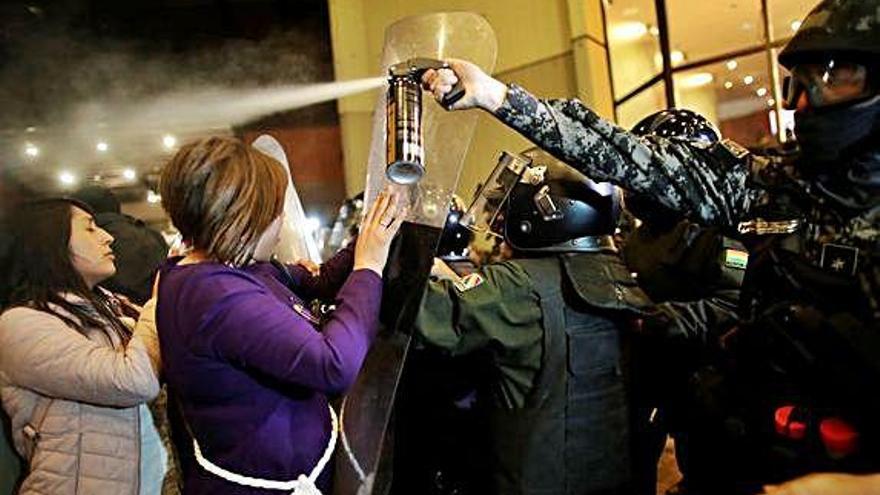 Diversos soldats s&#039;enfronten a manifestants, a La Paz.