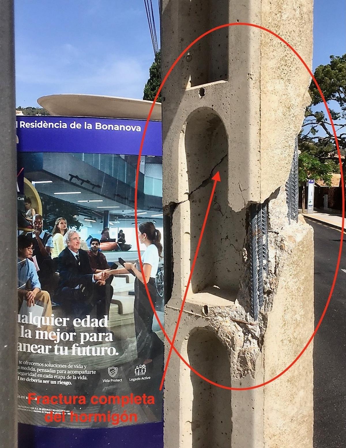 Fractura completa del poste de hormigón tras el impacto del camión