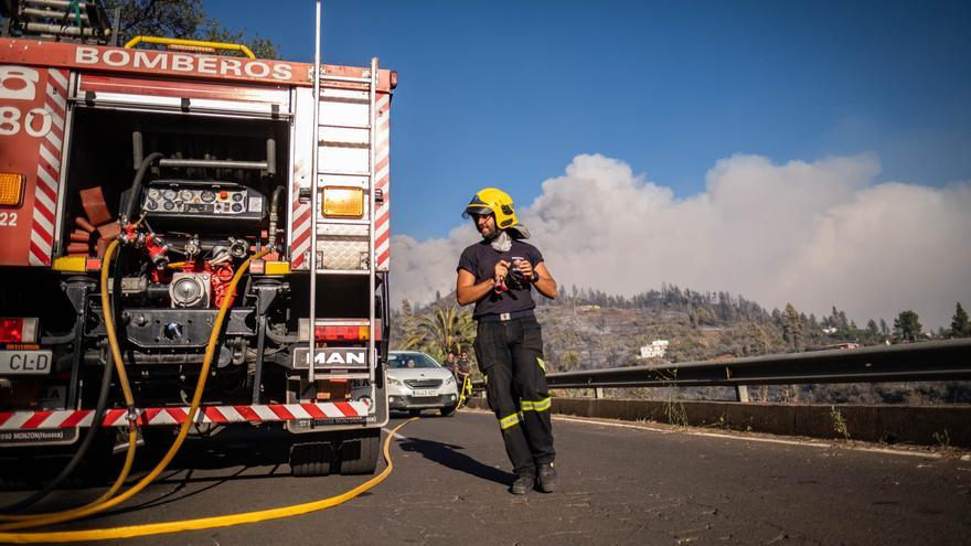 Contenido un flanco del incendio de La Palma, pero ya afecta a la Caldera de Taburiente