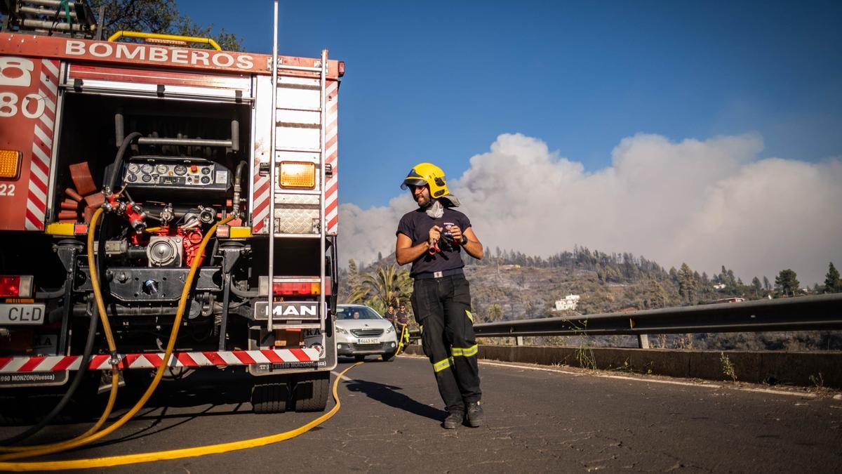 Equipos de emergencia trabajan en el incendio forestal de La Palma