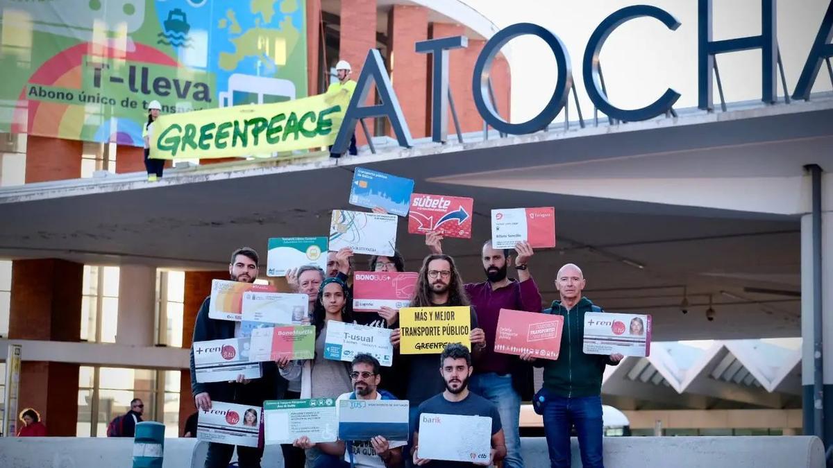 La pancarta desplegada por Greeenpeace este lunes en Atocha (Madrid).