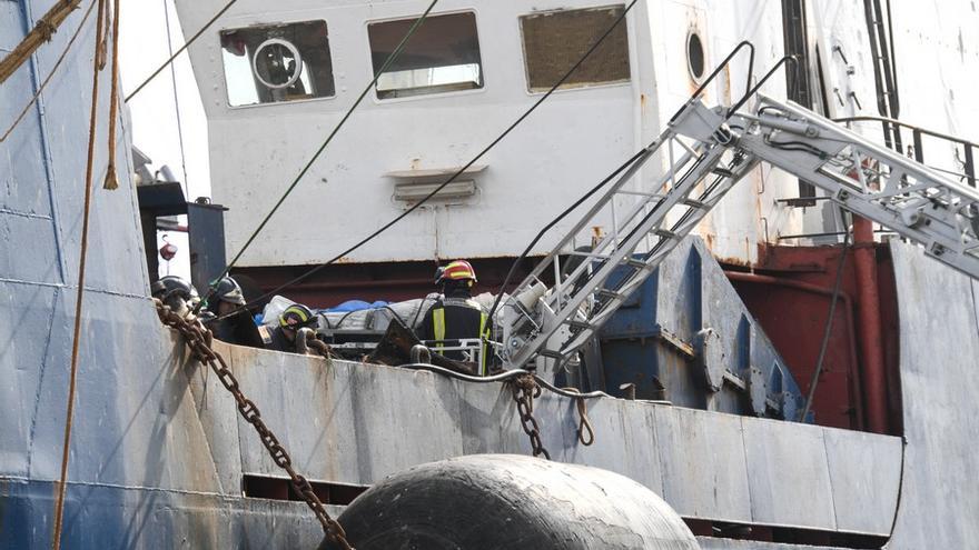 Extinguido el incendio en un barco en el puerto de La Luz con tres fallecidos