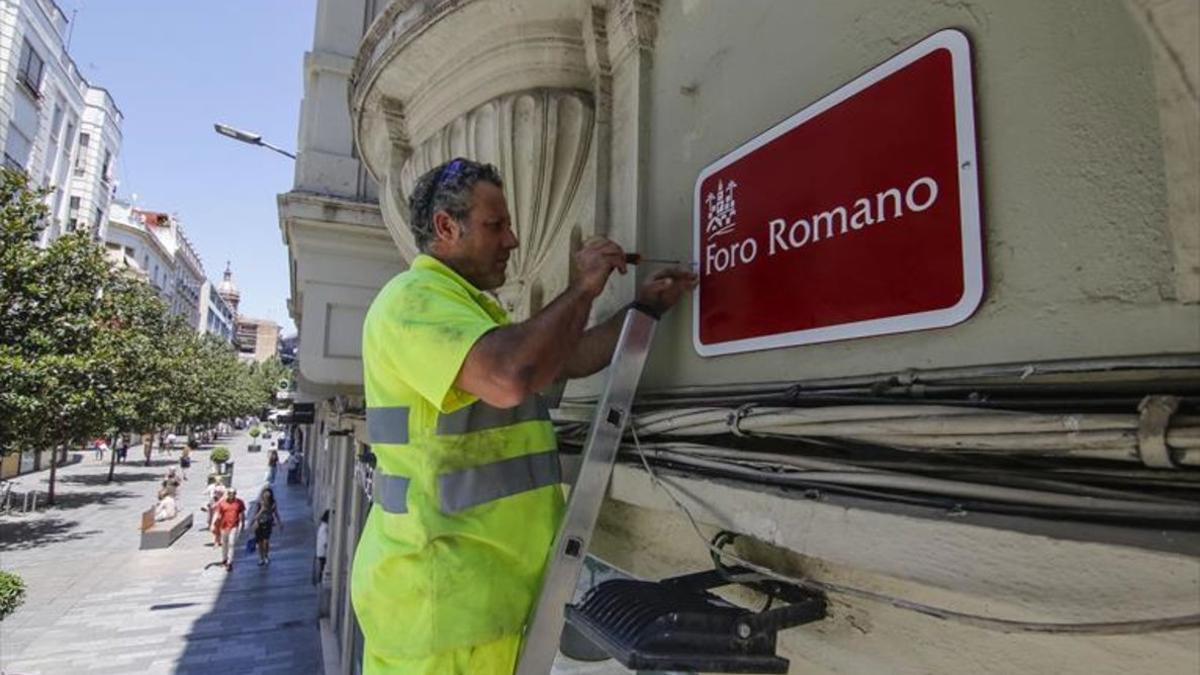 Cambio de nombre de la calle cordobesa anteriormente denominada José Cruz-Conde por el de Foro Romano, que ahora pasará a llamarse Cruz Conde.