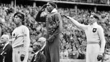 Jesse Owens, en Berlín 36 junto a Tajima y a Luz Long, quien saludaba a Hitler