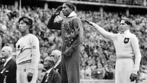 Jesse Owens, en Berlín 36 junto a Tajima y a Luz Long, quien saludaba a Hitler