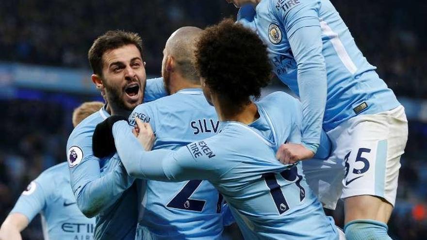 Los jugadores del City celebran el gol de la victoria.