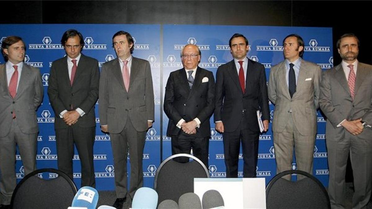 José María Ruiz-Mateos y seis de sus hijos, en una rueda de prensa que ofrecieron en el 2011.