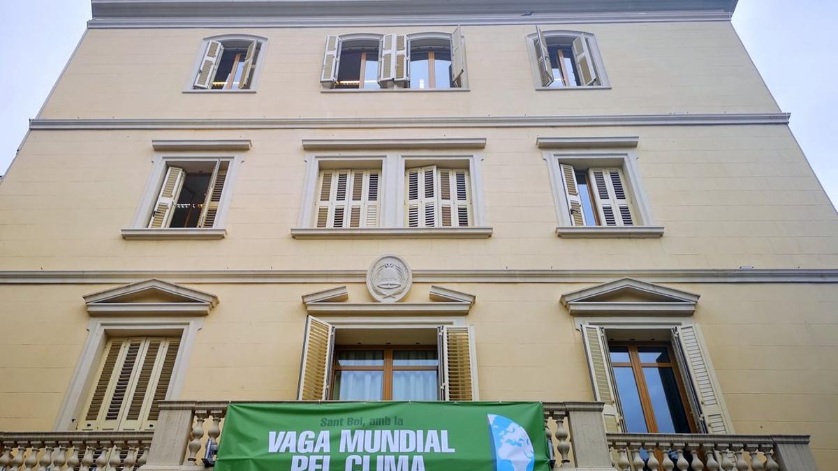 La fachada del Ayuntamiento de Sant boi luce este viernes la pancarta de la Huelga Mundial del Clima