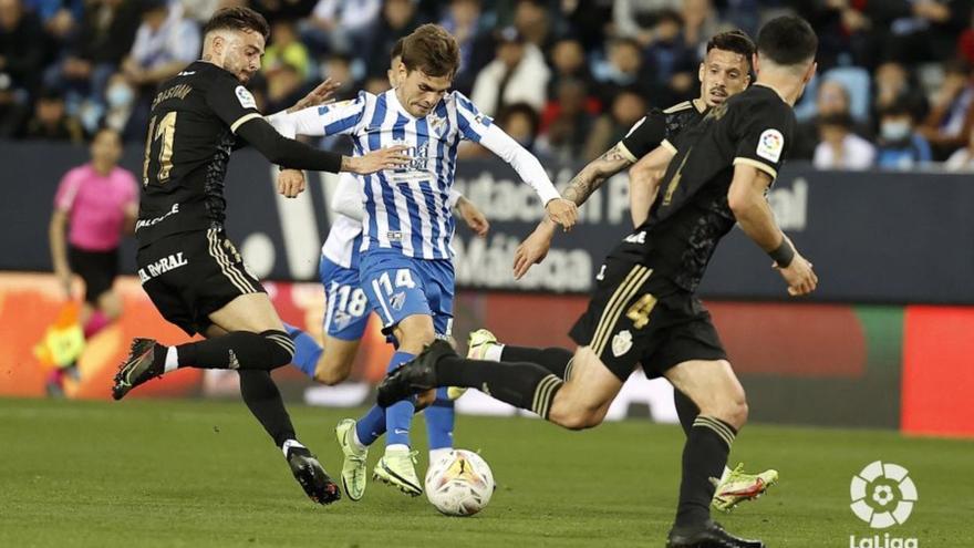 Aleix Febas, entre rivales, durante el encuentro contra la Ponfe.