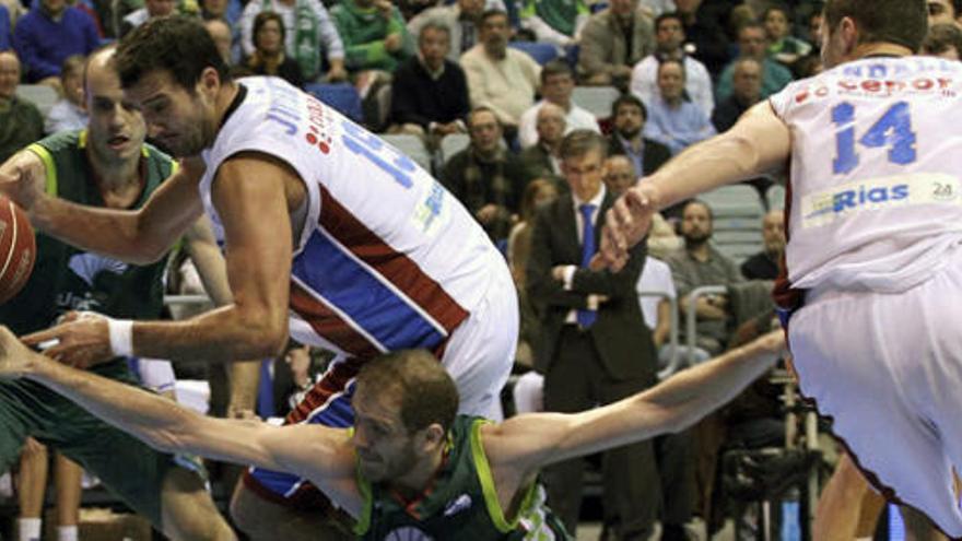 El pívot croata del Unicaja Luka Zoric (abajo) y el pívot del Blusens Monbus Oriol Junyent (arriba), durante el partido de la undécima jornada de Liga ACB disputado esta tarde en el Palacio de los Deportes José María Martín Carpena de Málaga.