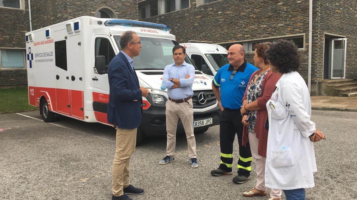 El consejero de Salud, Pablo Fernández Muñiz, visita la base de la UME 1 en el Hospital de Jarrio