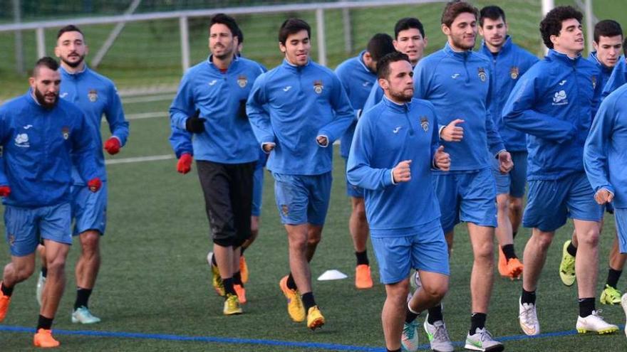 Los jugadores del Pontevedra, durante una sesión de entrenamiento. // Rafa Vázquez