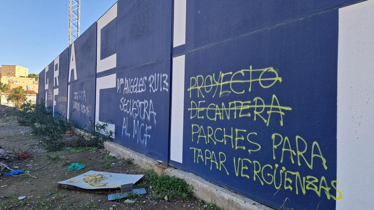 Pintadas en el Anexo contra los rectores del club.