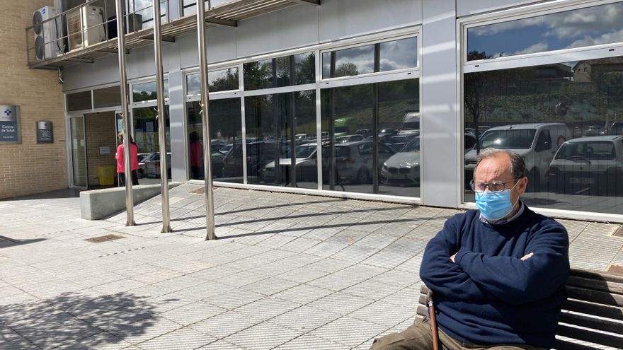 "He llamado hasta catorce veces y no he conseguido ver a mi médico": los sierenses claman por la vuelta a la atención presencial en los centros de salud