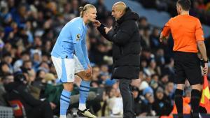 Guardiola conversa con Haaland en un partido del Manchester City.