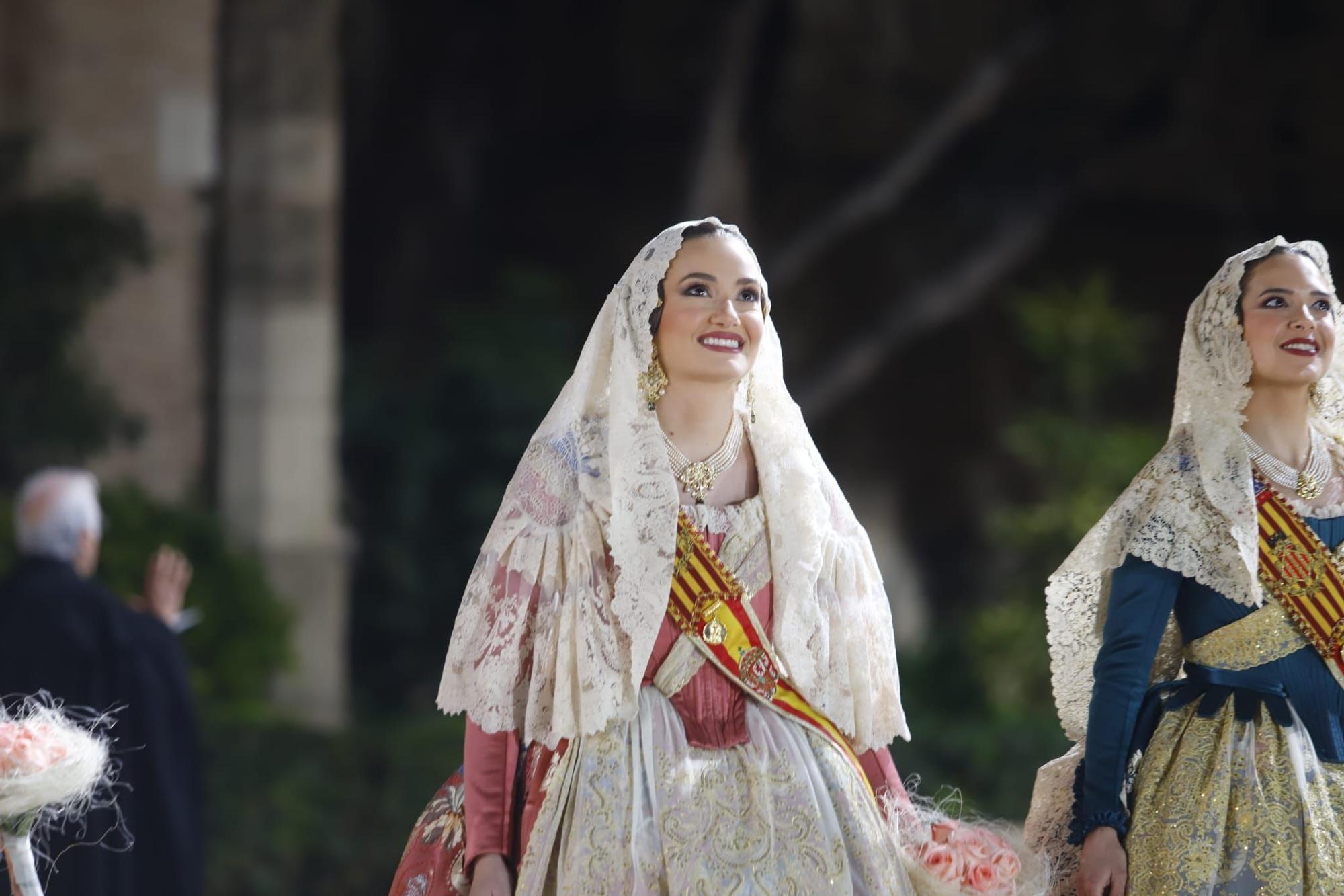 Laura Mengó y su corte coronan la ofrenda a la Virgen